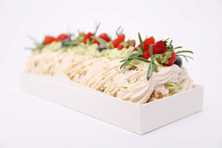 Рулет «Меренговый» с фисташкой и малиной